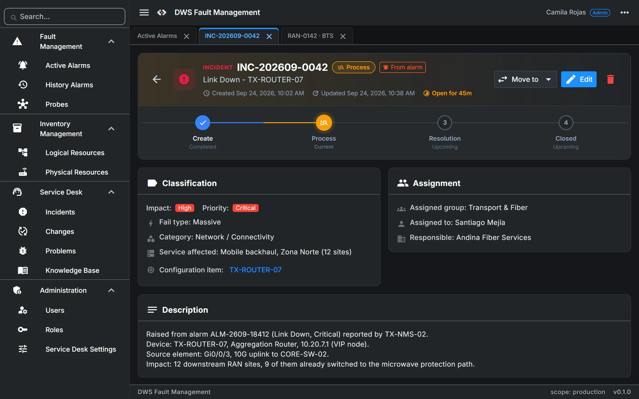 Incident INC-202609-0042 raised from an alarm, with its phase progress, critical priority, network connectivity category, affected service and assigned team.