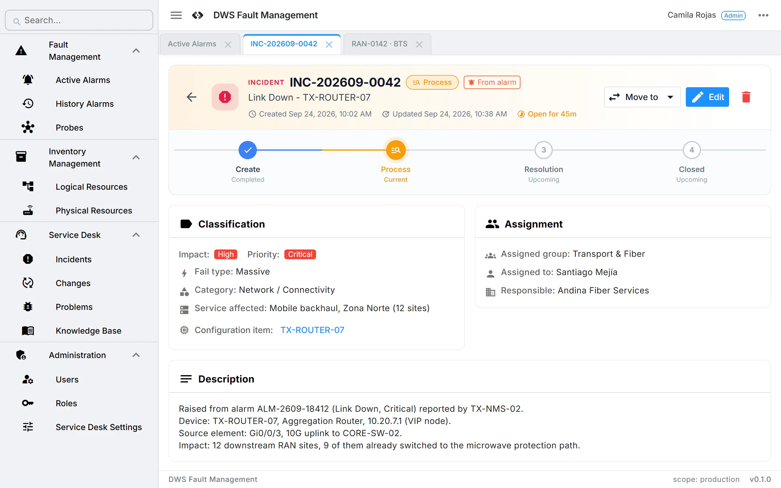 Incident INC-202609-0042 raised from an alarm, with its phase progress, critical priority, network connectivity category, affected service and assigned team.